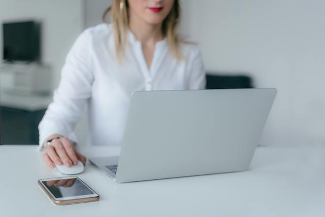 landlord-walking-on-a-laptop